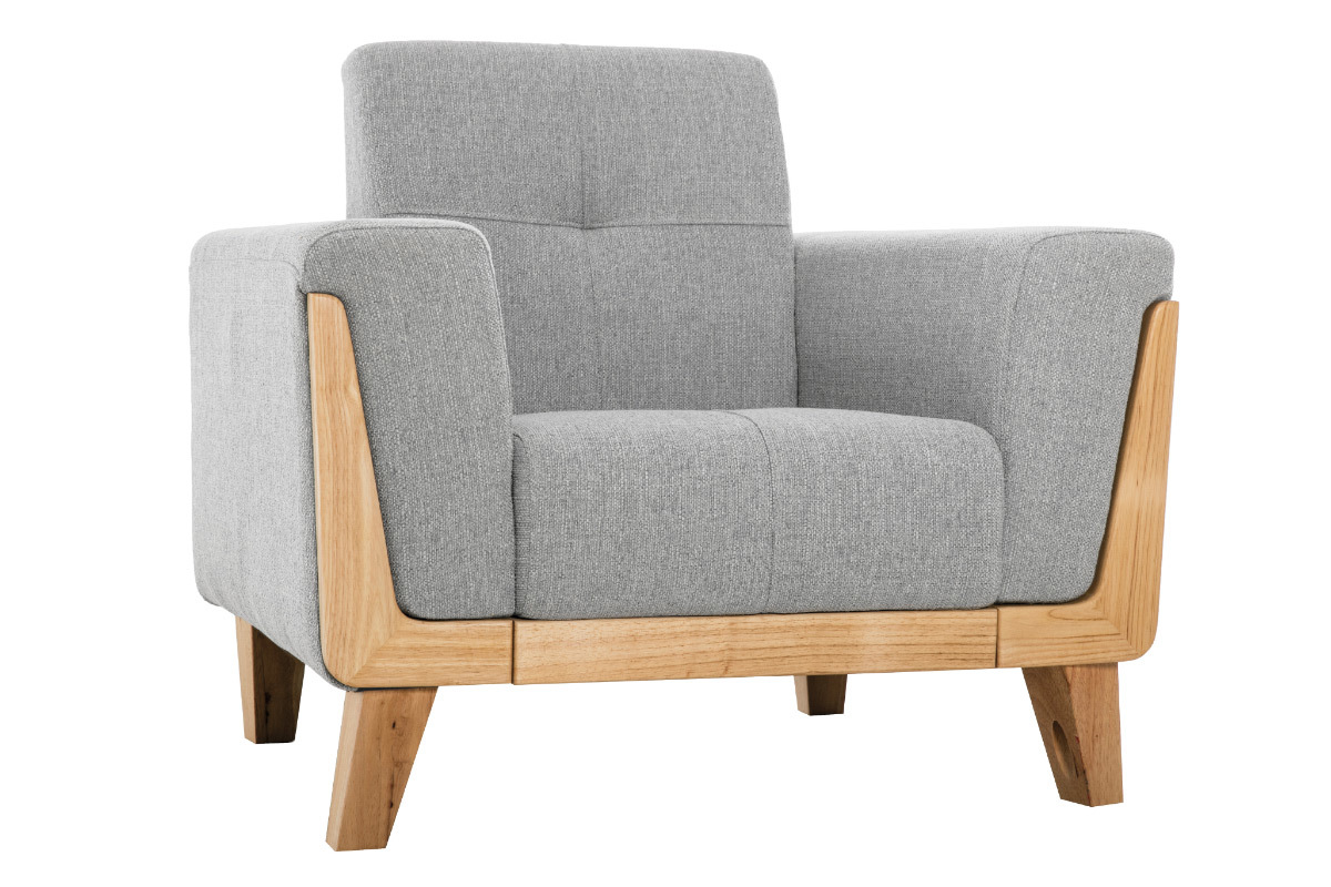 Fauteuil scandinave en tissu gris avec structure en bois clair, vue de trois quarts.