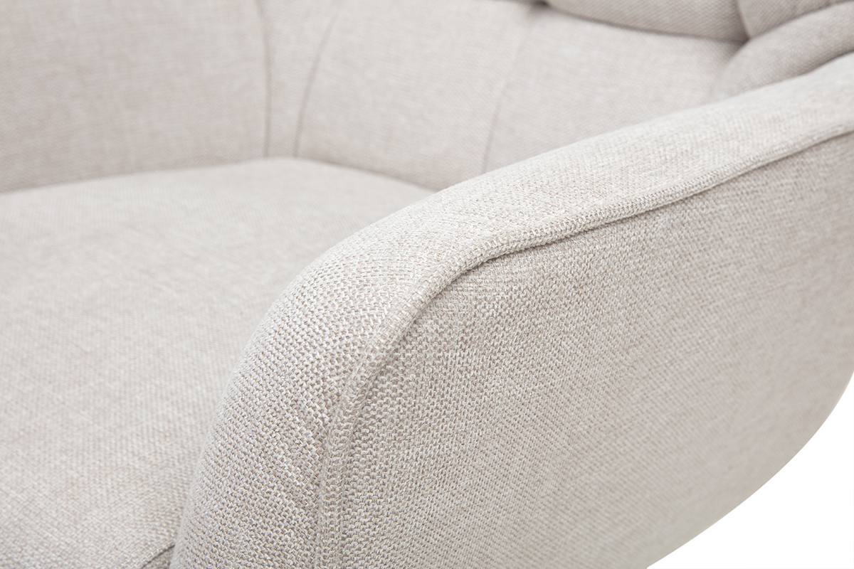 Gros plan sur un accoudoir de fauteuil en tissu effet velours textur� beige.