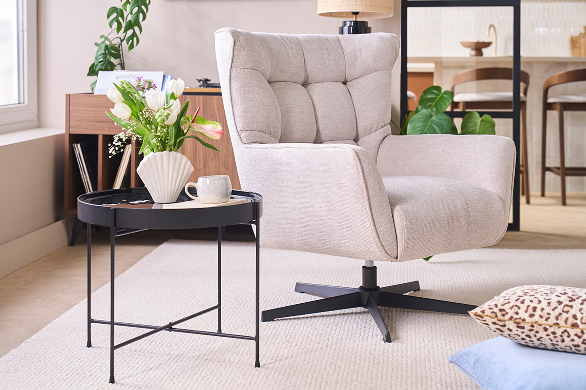Fauteuil scandinave pivotant en tissu effet velours textur� beige et m�tal AVERY