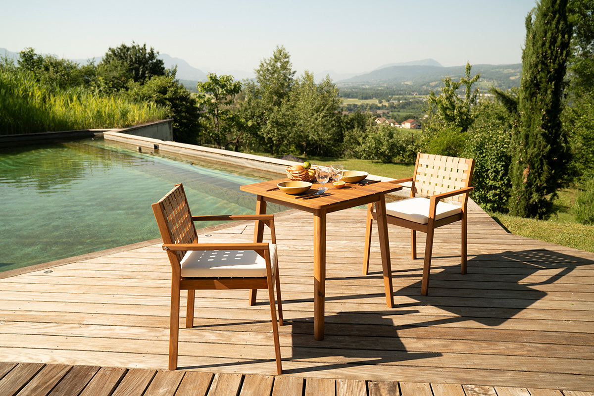 Fauteuils de jardin empilables en bois massif avec coussin blanc et sangles beiges (lot de 2) SANTANA