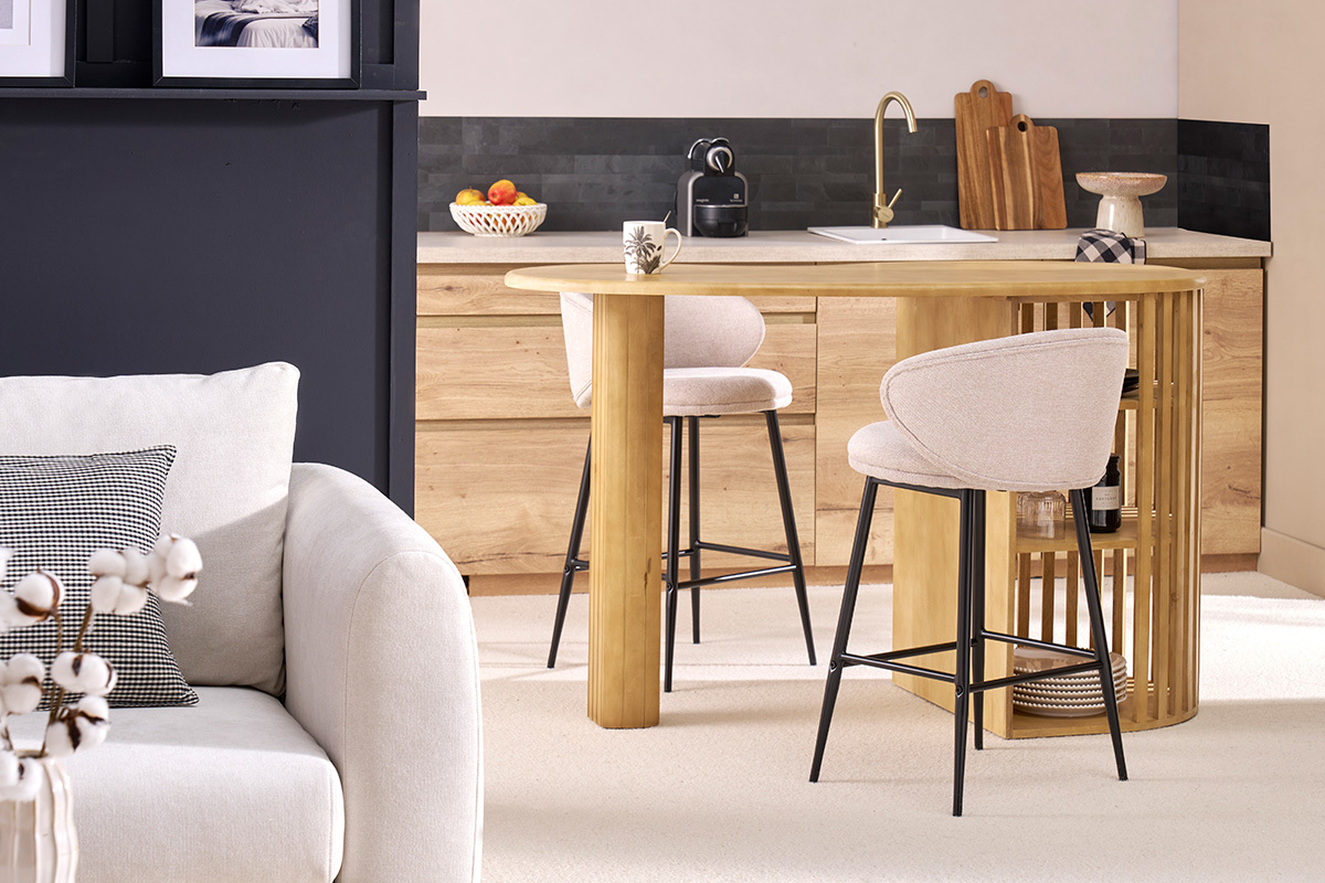 Table de bar LOBIO en bois avec rangements, vue de trois quarts, deux tabourets autour.