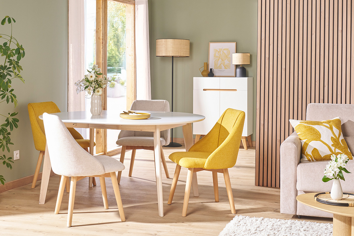 Lampadaire en rabane et m�tal noir H170 cm ALOE dans un salon moderne avec des fauteuils color�s.