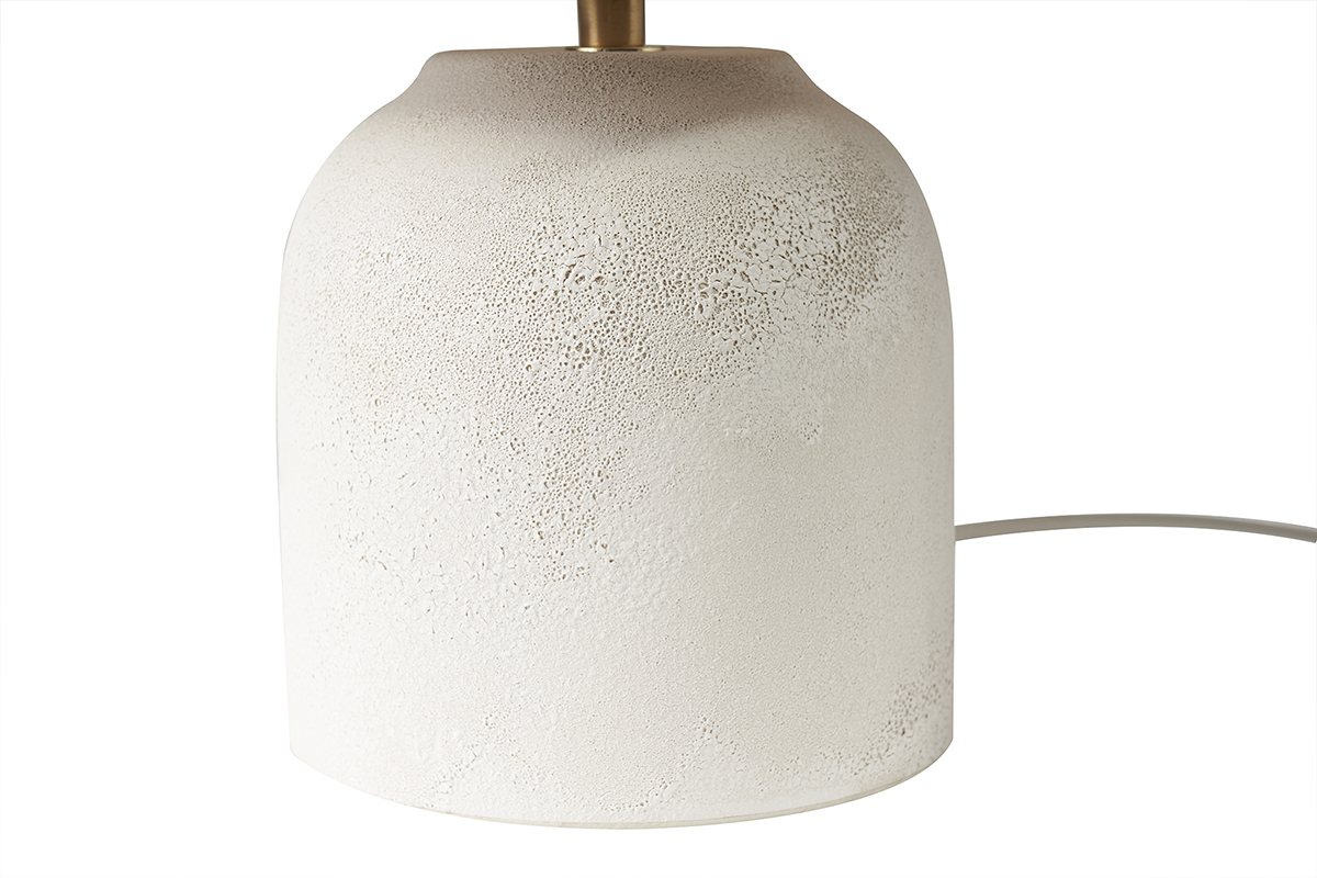 Base de lampe en c�ramique blanche effet pierre, vue rapproch�e.