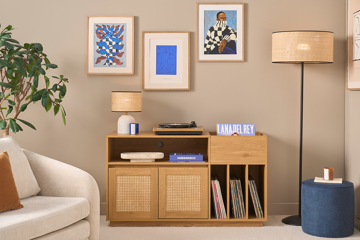 Lampe � poser en c�ramique blanche effet pierre avec abat-jour en raphia sur une console en bois
