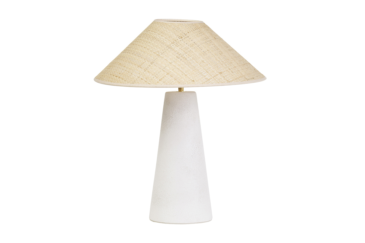 Lampe � poser en c�ramique blanche avec abat-jour en rabane, vue de face.