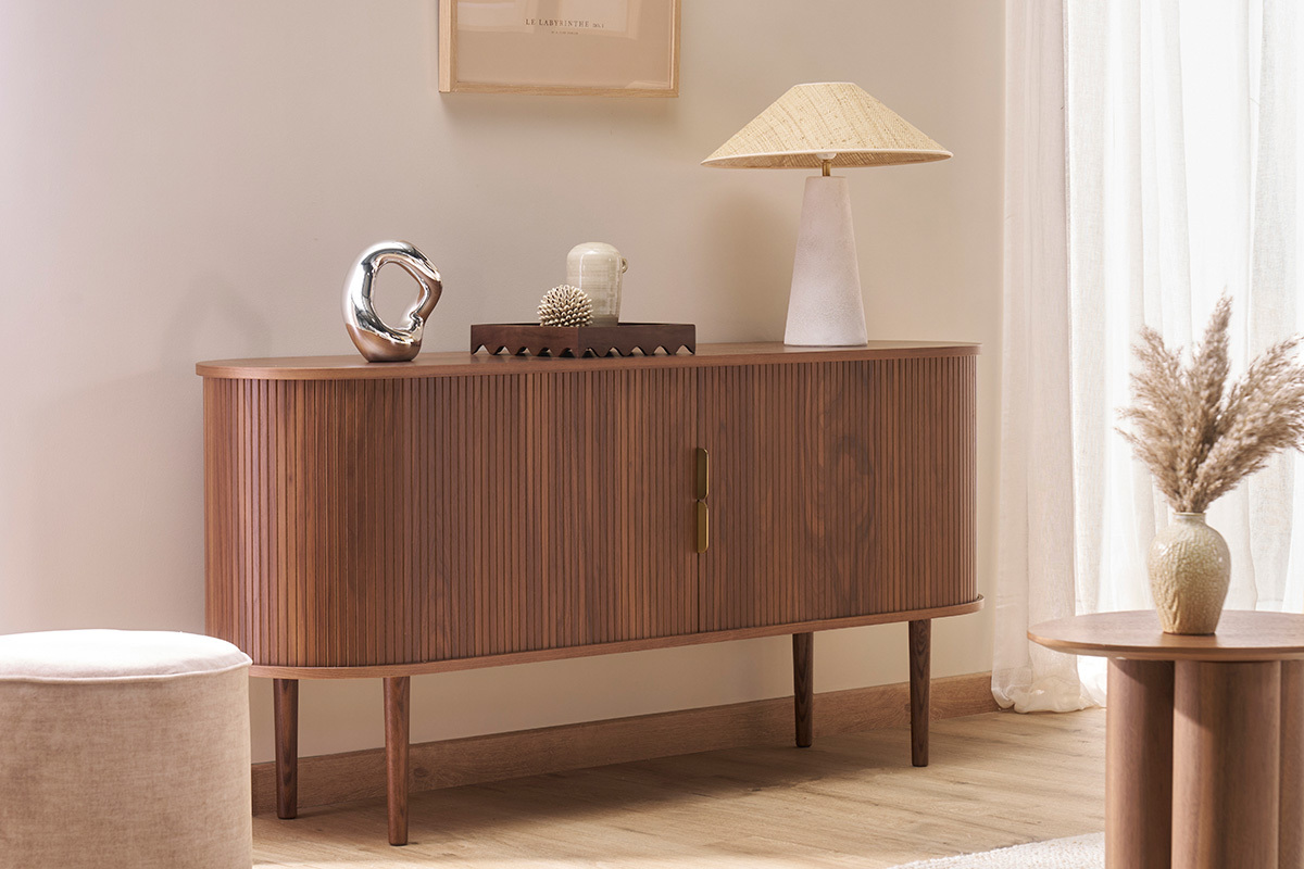 Lampe � poser JUNI sur buffet en bois avec objets d�coratifs.