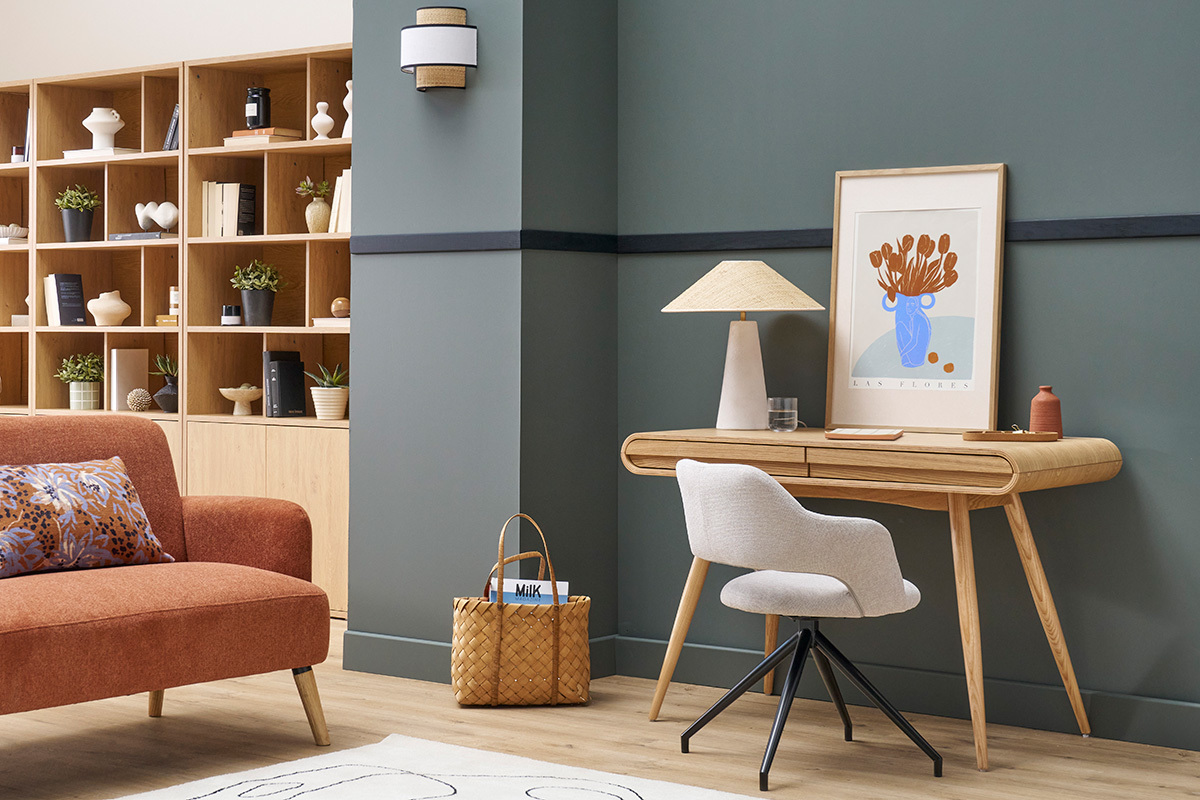 Int�rieur moderne avec une lampe JUNI sur un bureau en bois, chaise blanche et �tag�res en arri�re-plan.