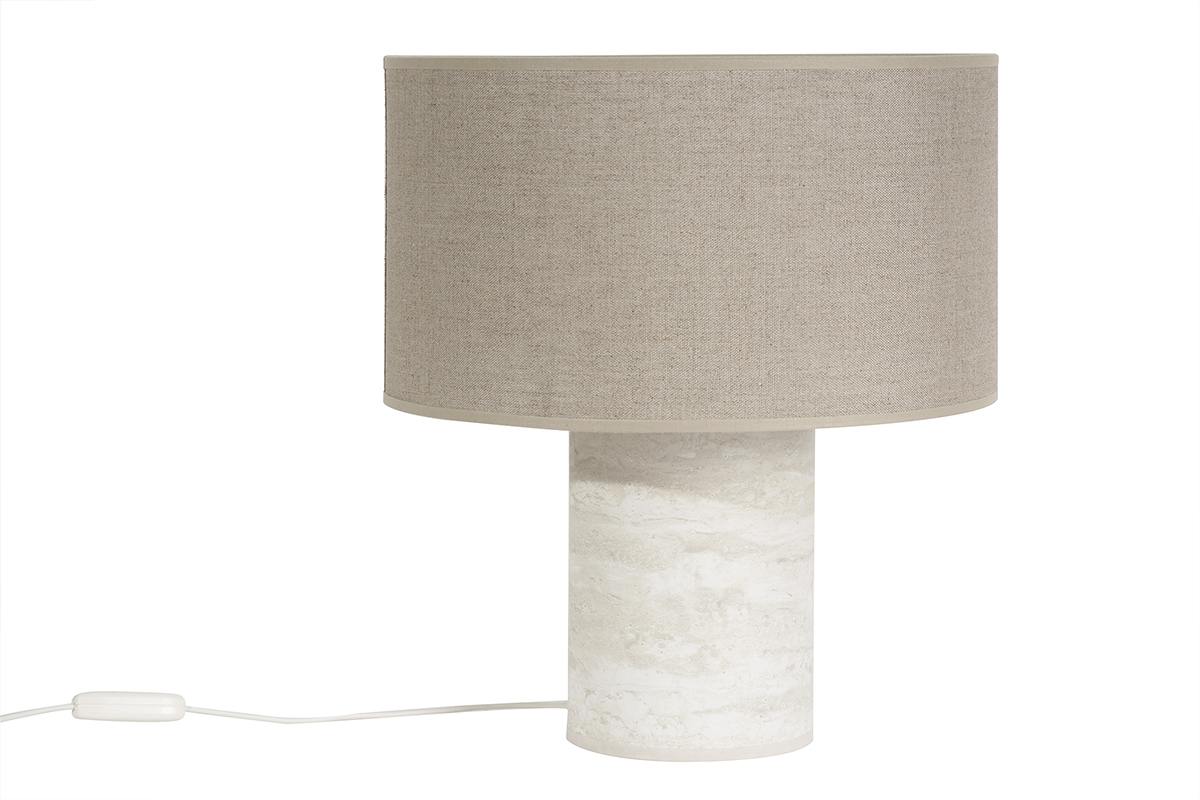 Lampe � poser vue de face avec pied effet travertin et abat-jour en lin beige.