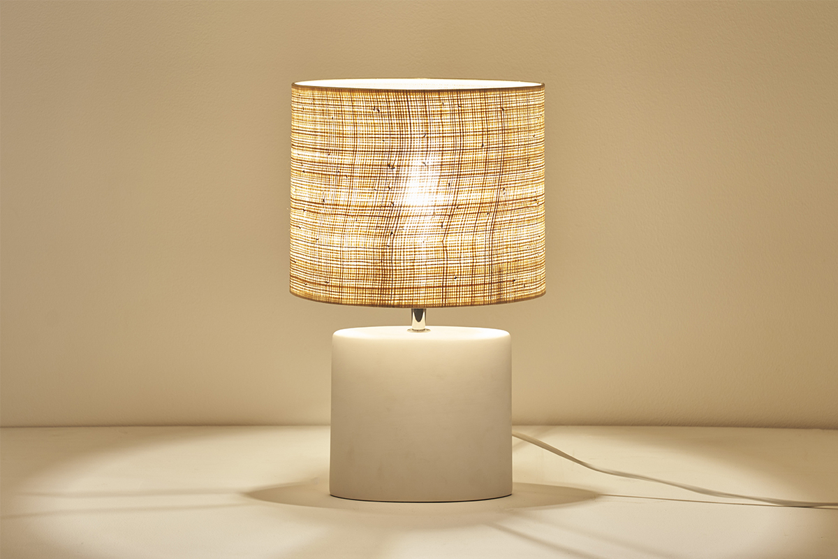 Lampe � poser en c�ramique blanc mat et abat-jour en raphia naturel H40 cm TIGA
