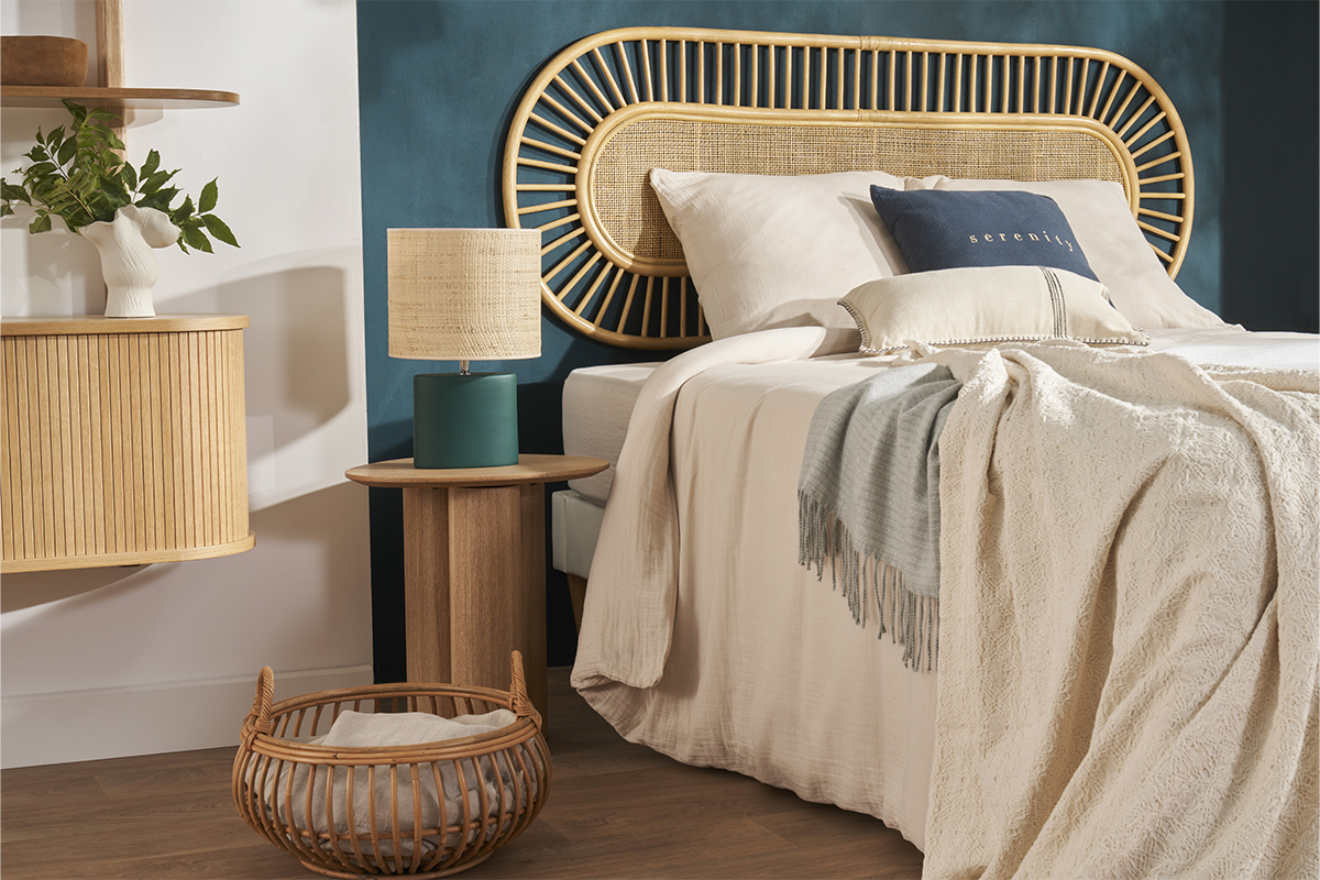 Lampe � poser en c�ramique bleu p�trole mat et abat-jour en raphia naturel H40 cm TIGA