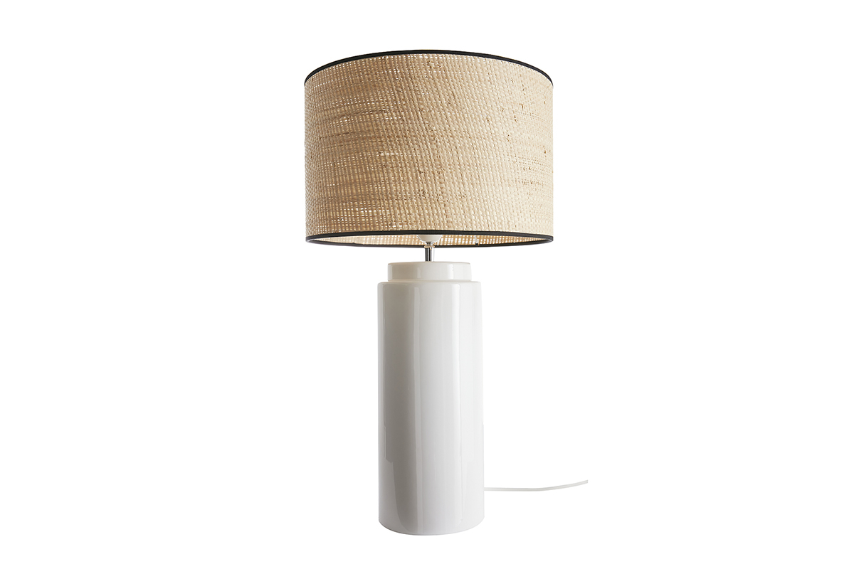 Lampe cylindrique blanche en c�ramique avec abat-jour en raphia naturel, vue de face.