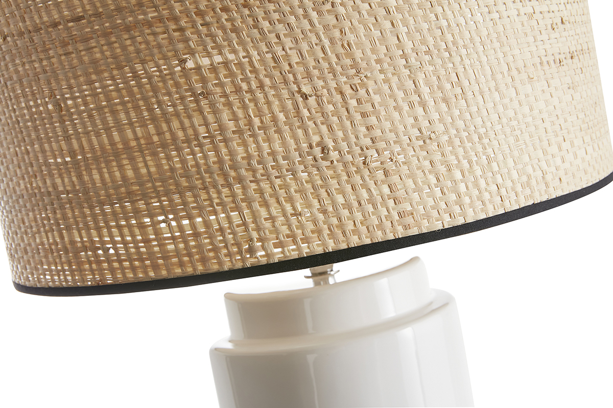 Gros plan sur l'abat-jour en raphia naturel et base en c�ramique blanche de la lampe MAJES.