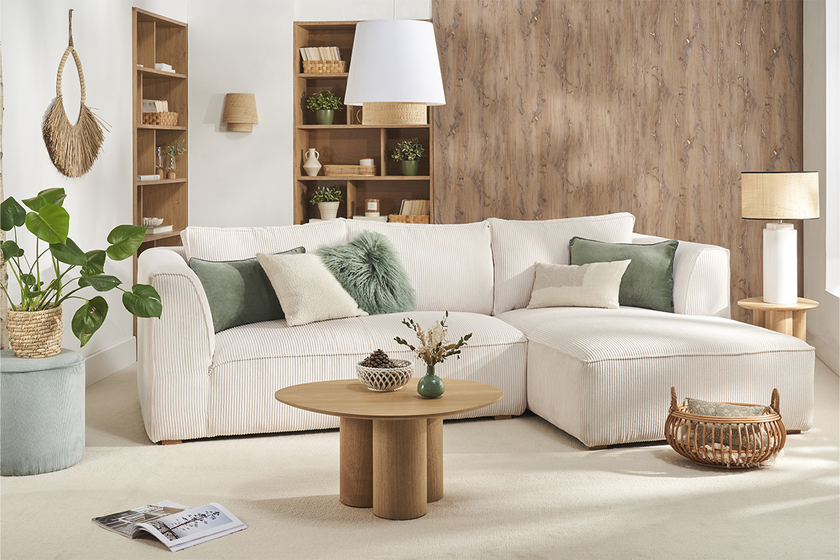 Lampe en c�ramique blanche avec abat-jour en raphia sur une table basse dans un salon �l�gant.