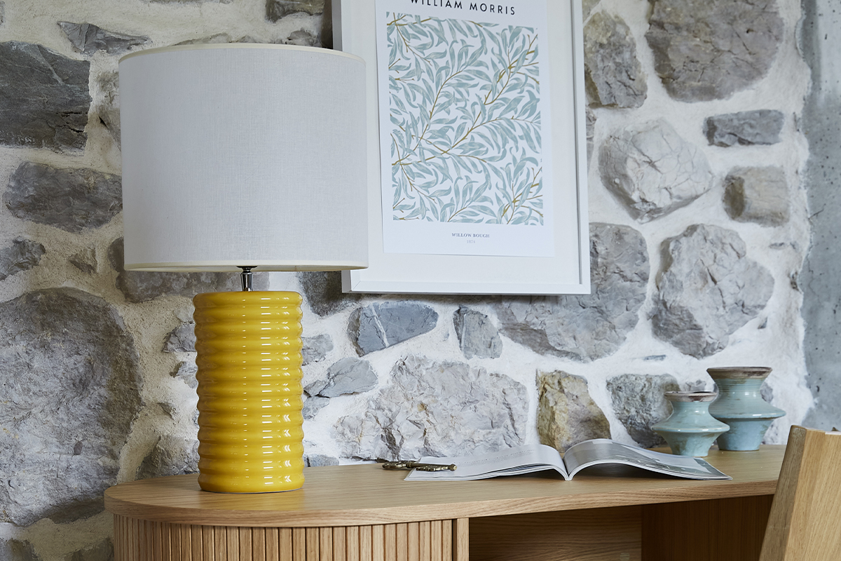 Lampe � poser en c�ramique �maill�e jaune et abat-jour �cru H53 cm BERRO