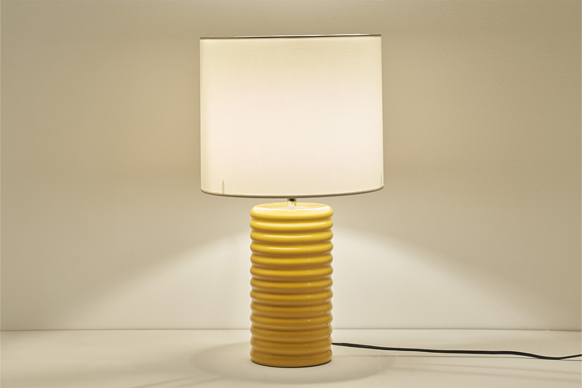 Lampe � poser en c�ramique �maill�e jaune et abat-jour �cru H53 cm BERRO