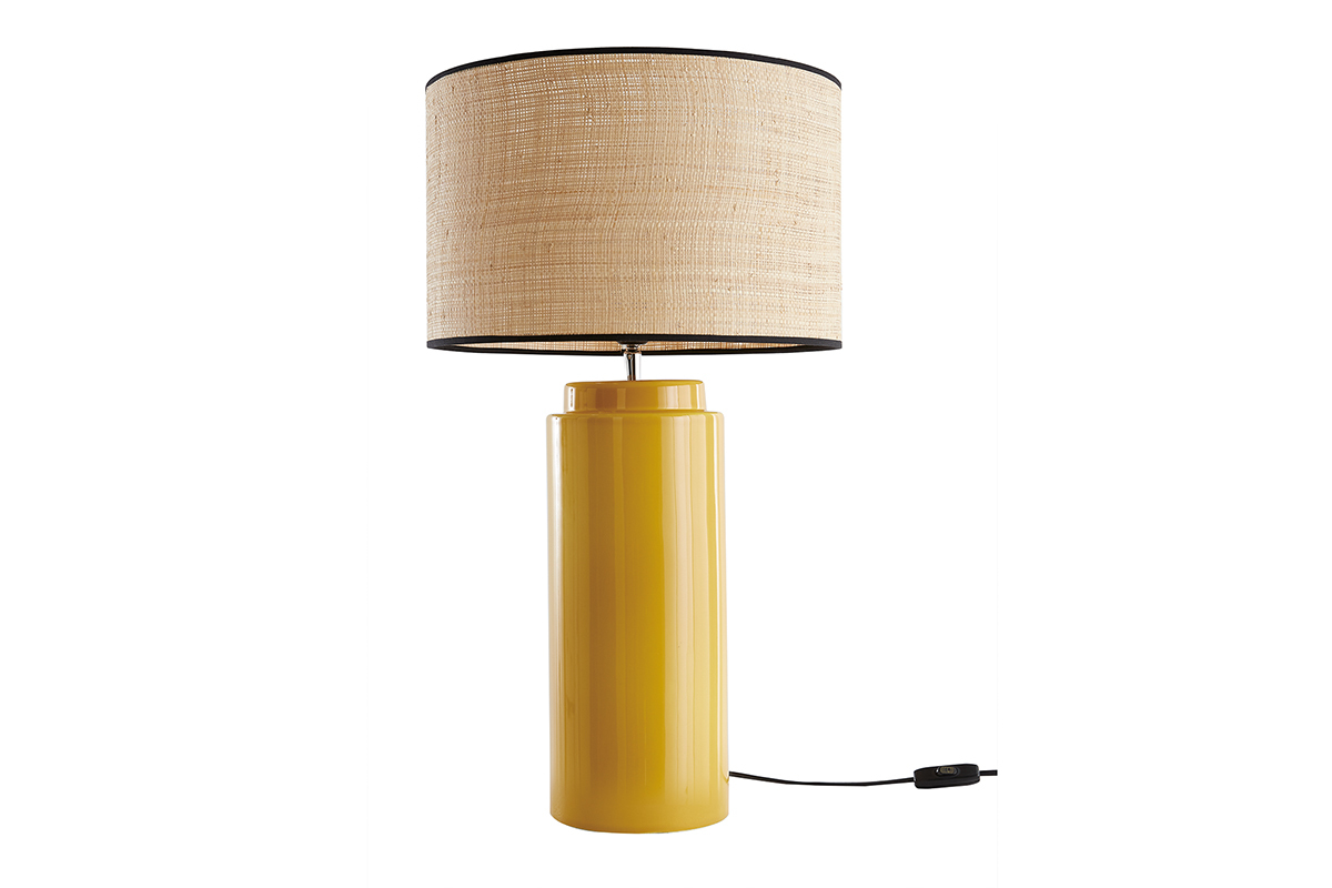 Lampe � poser en c�ramique jaune avec abat-jour en raphia, vue de face.