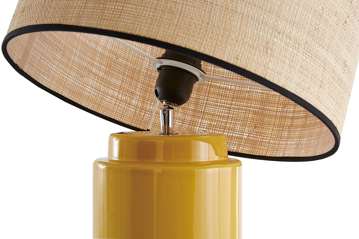 Lampe jaune en c�ramique �maill�e avec abat-jour en raphia, vue rapproch�e.