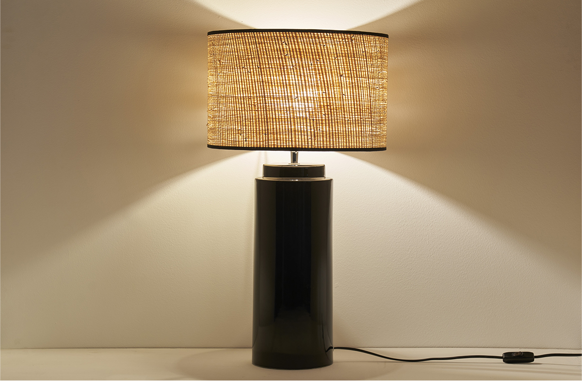 Lampe � poser en c�ramique �maill�e noire et abat-jour en raphia naturel H64 cm MAJES