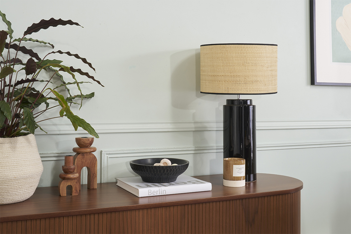 Lampe � poser en c�ramique �maill�e noire et abat-jour en raphia naturel H64 cm MAJES