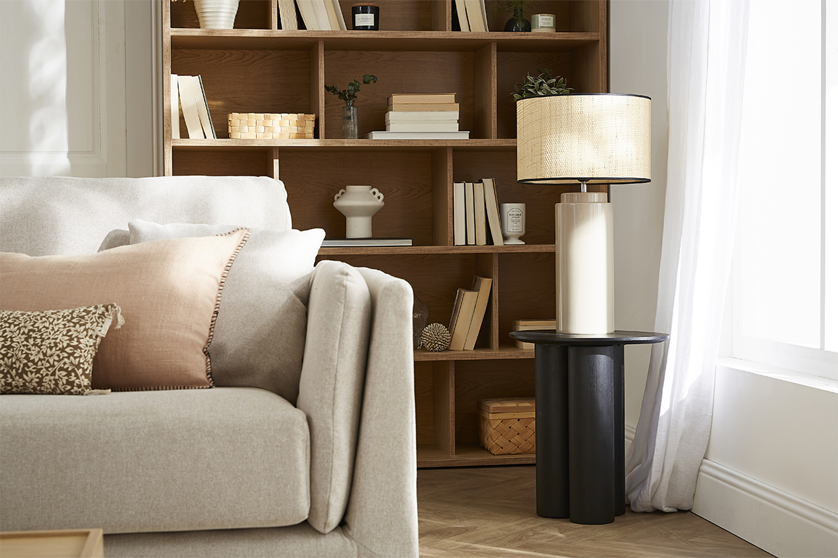 Lampe � poser en c�ramique �maill�e taupe et abat-jour en raphia naturel H64 cm MAJES