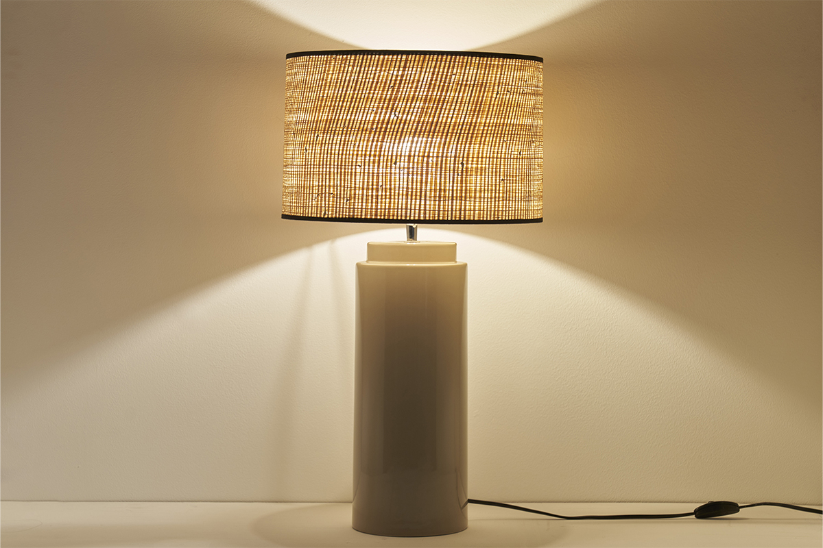 Lampe � poser en c�ramique �maill�e taupe et abat-jour en raphia naturel H64 cm MAJES
