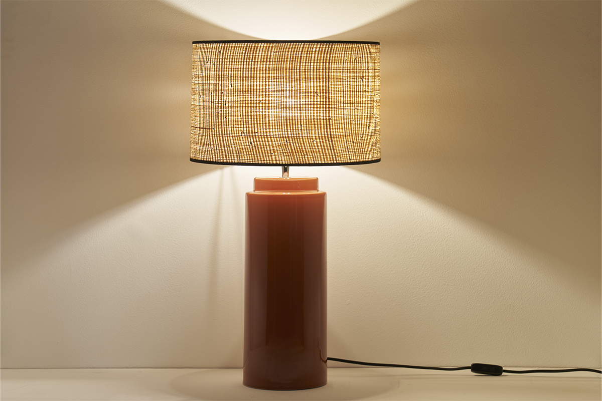 Lampe � poser en c�ramique �maill�e terracotta et abat-jour en raphia naturel H64 cm MAJES
