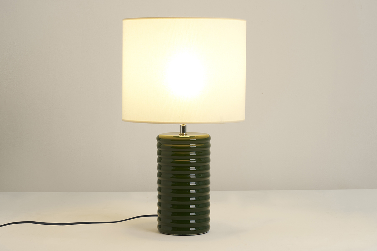 Lampe � poser en c�ramique �maill�e vert fonc� avec abat-jour �cru, vue de face