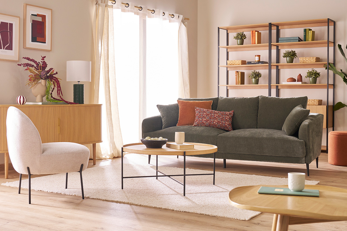 Lampe � poser en c�ramique �maill�e vert fonc� avec abat-jour �cru, d�corant un meuble dans un salon moderne.