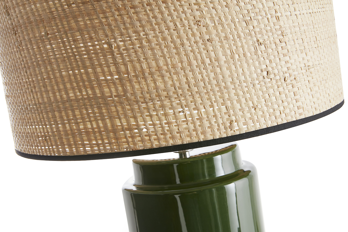 Gros plan sur une lampe verte en c�ramique avec abat-jour en raphia naturel.