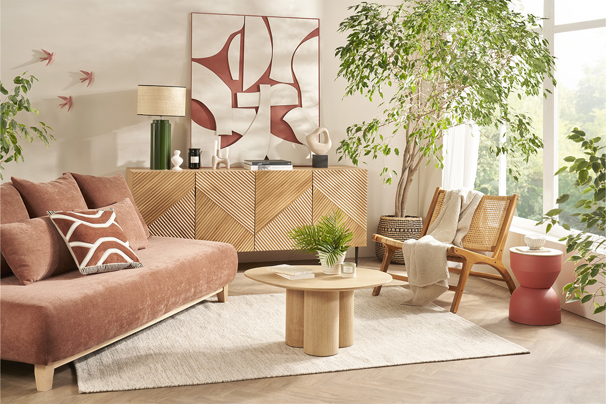 Salon avec lampe verte en c�ramique et abat-jour en raphia, pos�e sur un buffet en bois.