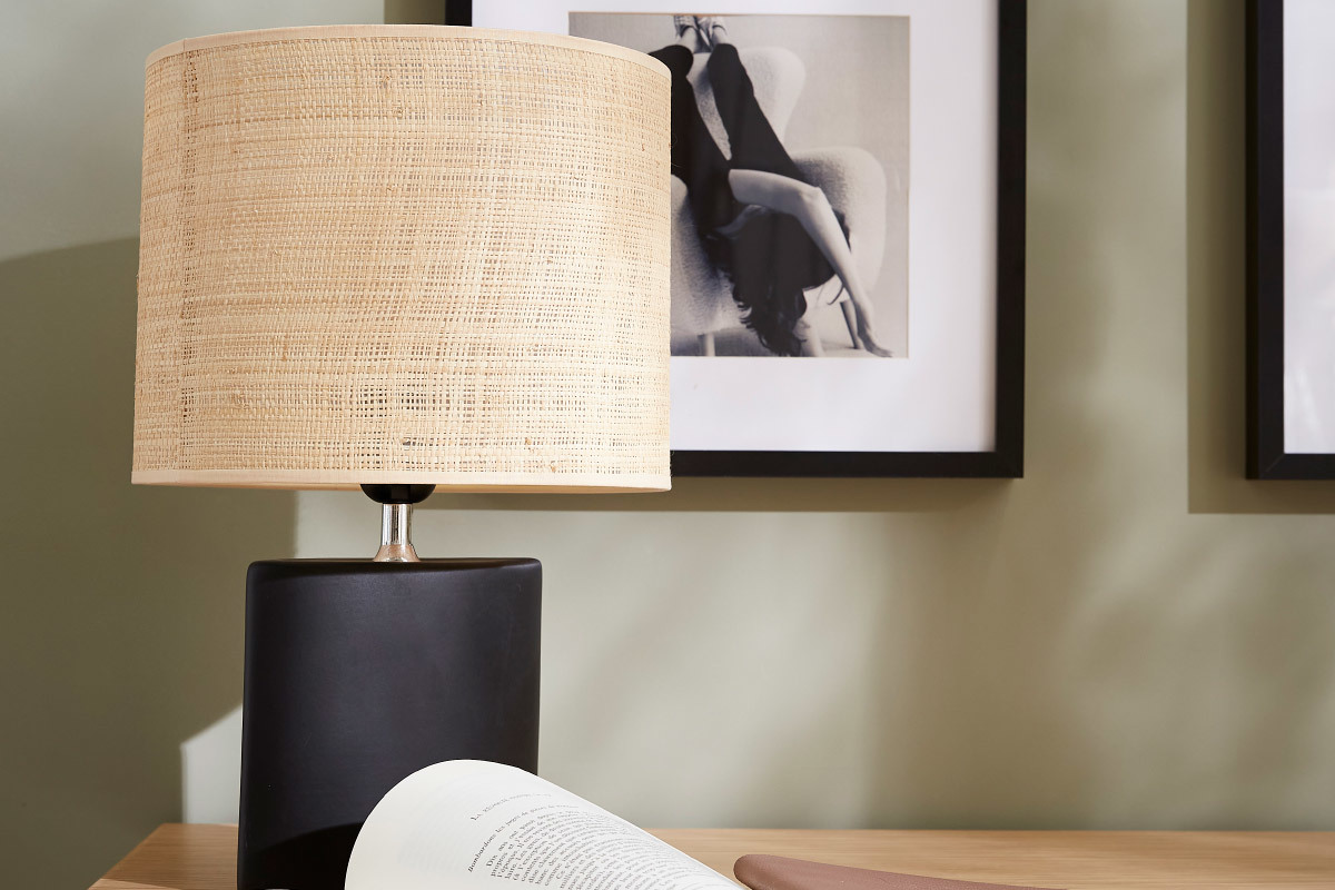 Lampe � poser en c�ramique noire mat et abat-jour en raphia naturel H40 cm TIGA