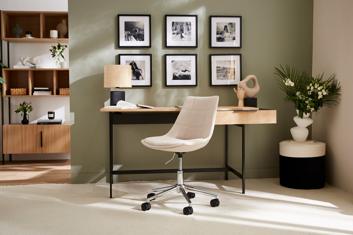 Lampe � poser en c�ramique noire mat et abat-jour en raphia naturel H40 cm TIGA