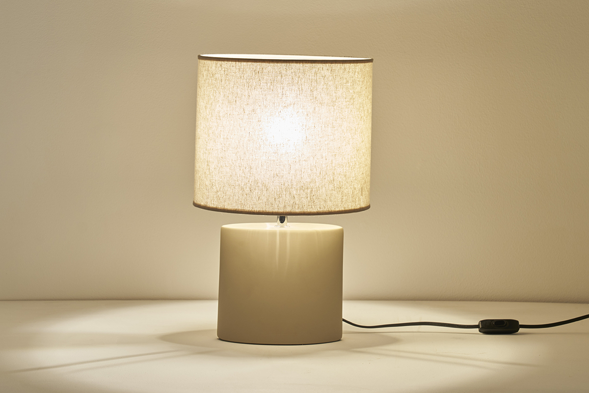 Lampe � poser en c�ramique taupe mat et abat-jour en lin naturel TIGA