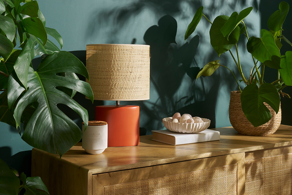 Lampe � poser en c�ramique terracotta mat et abat-jour en raphia naturel H40 cm TIGA