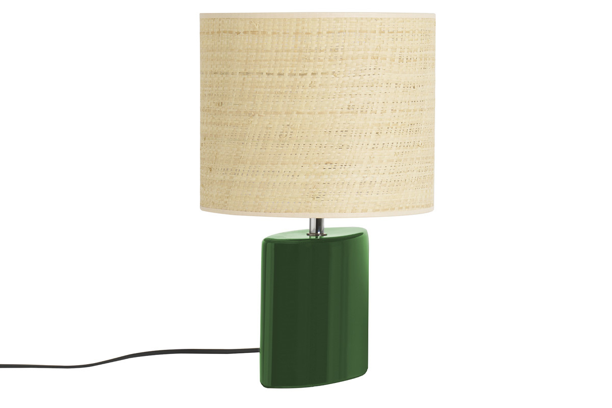 Lampe � poser en c�ramique vert fonc� avec abat-jour en raphia naturel, vue de c�t�.