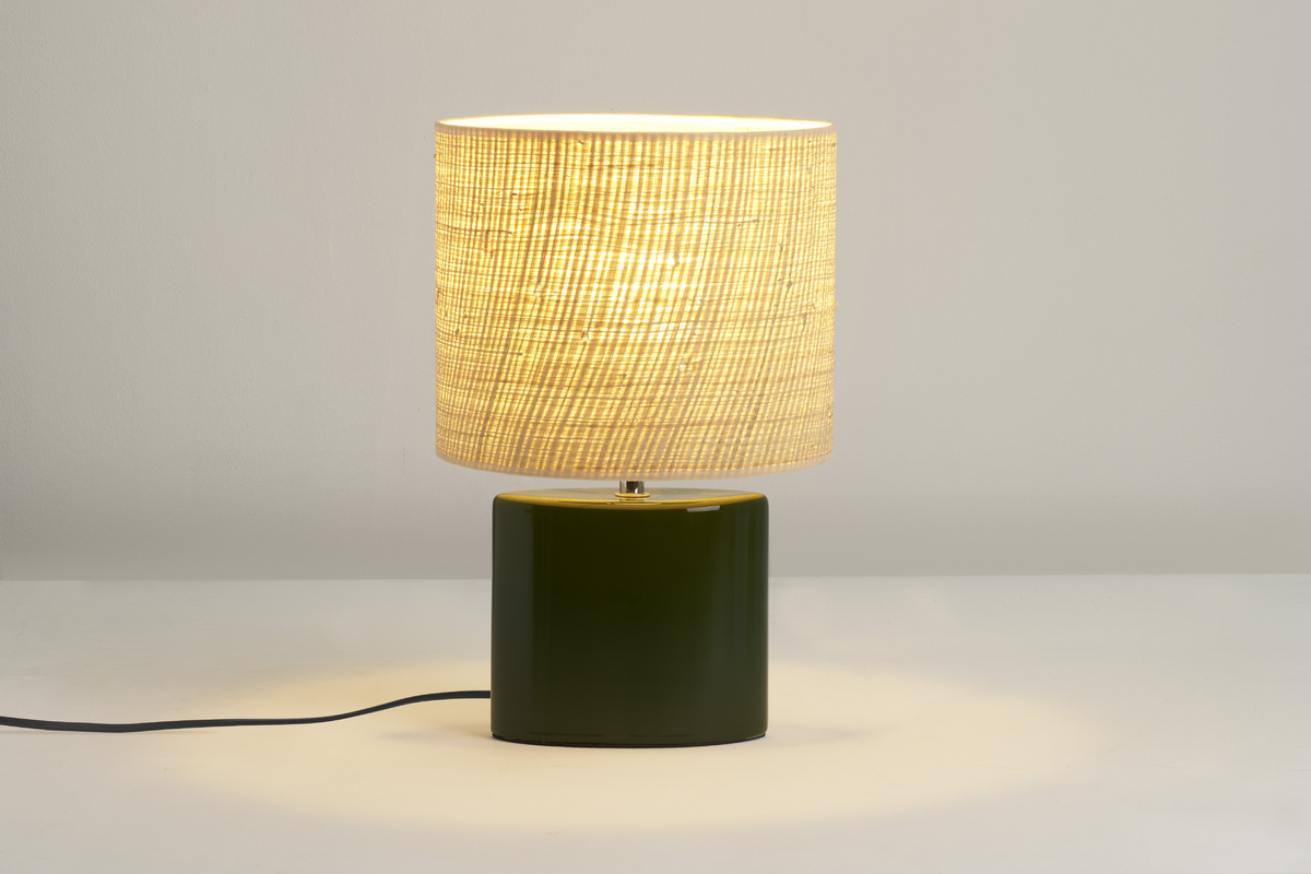 Lampe � poser en c�ramique vert fonc� avec abat-jour en raphia naturel, vue de face.