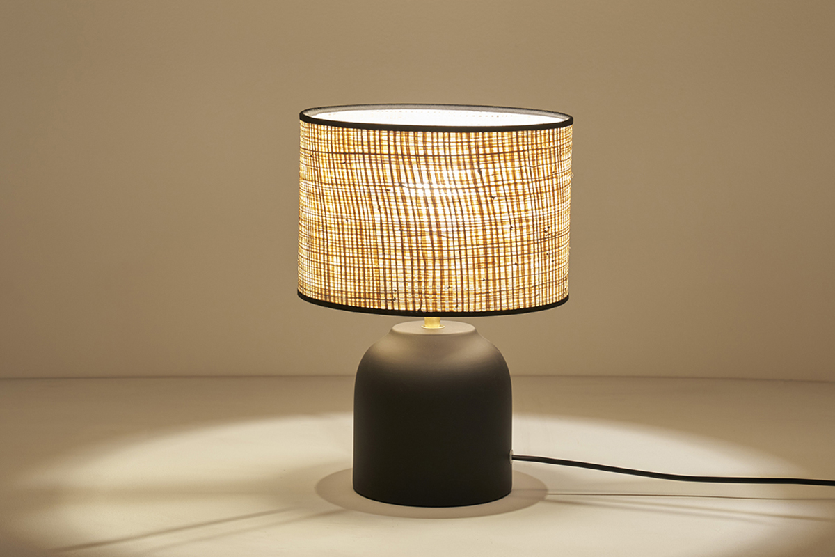 Lampe � poser noire en c�ramique mate et abat-jour en raphia H35 cm ROCHA