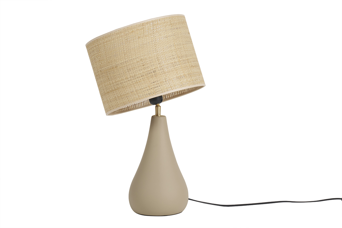Lampe en c�ramique taupe avec abat-jour inclin� en raphia vue de face.