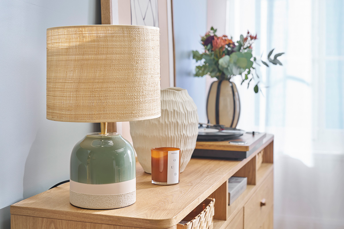 Lampe � poser verte en c�ramique et abat-jour en rabane H35 cm PIEGA