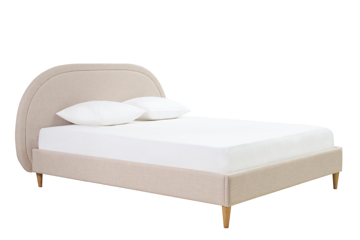 Lit double 160x200 en tissu beige avec t�te de lit arrondie, vue de trois quarts.