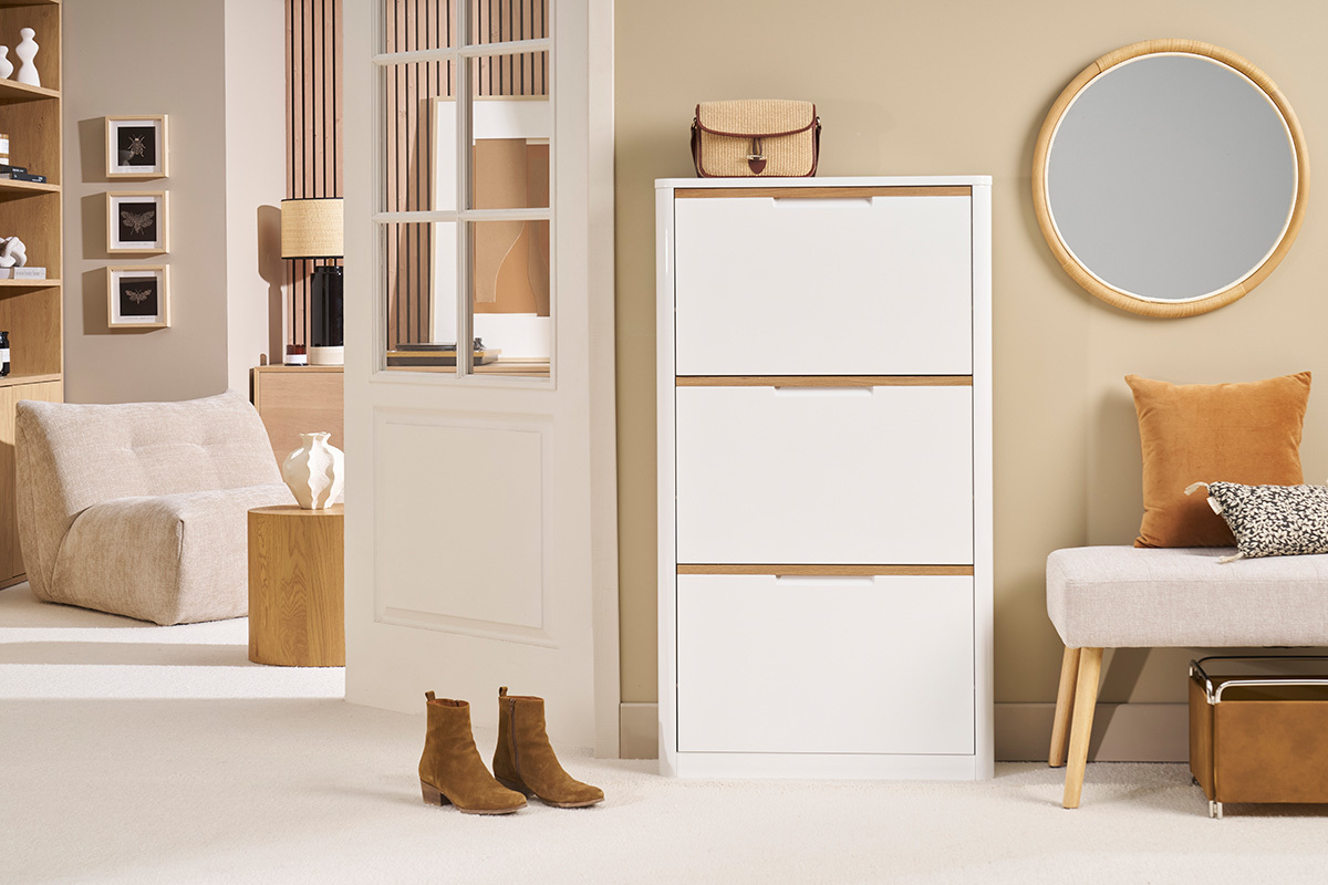 Meuble � chaussures blanc laqu� � trois portes dans un int�rieur moderne.