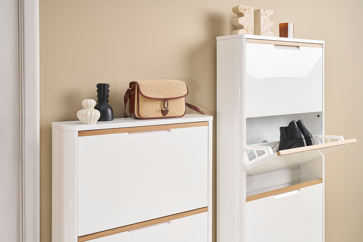 Meuble � chaussures blanc laqu� 4 portes, compartiment ouvert avec chaussures, objets d�coratifs dessus.