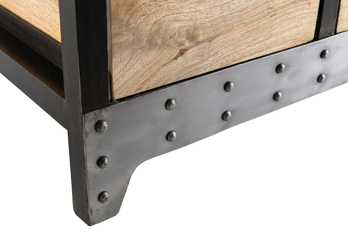 D�tail du meuble de rangement industriel en bois manguier et m�tal noir, vue en angle avec rivets.