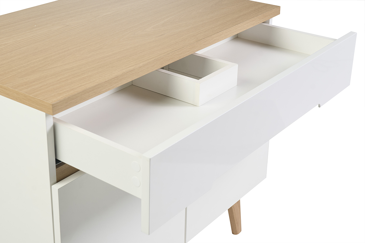 Meuble de salle de bain blanc laqu� avec tiroir ouvert et plateau en bois clair, vue de dessus.