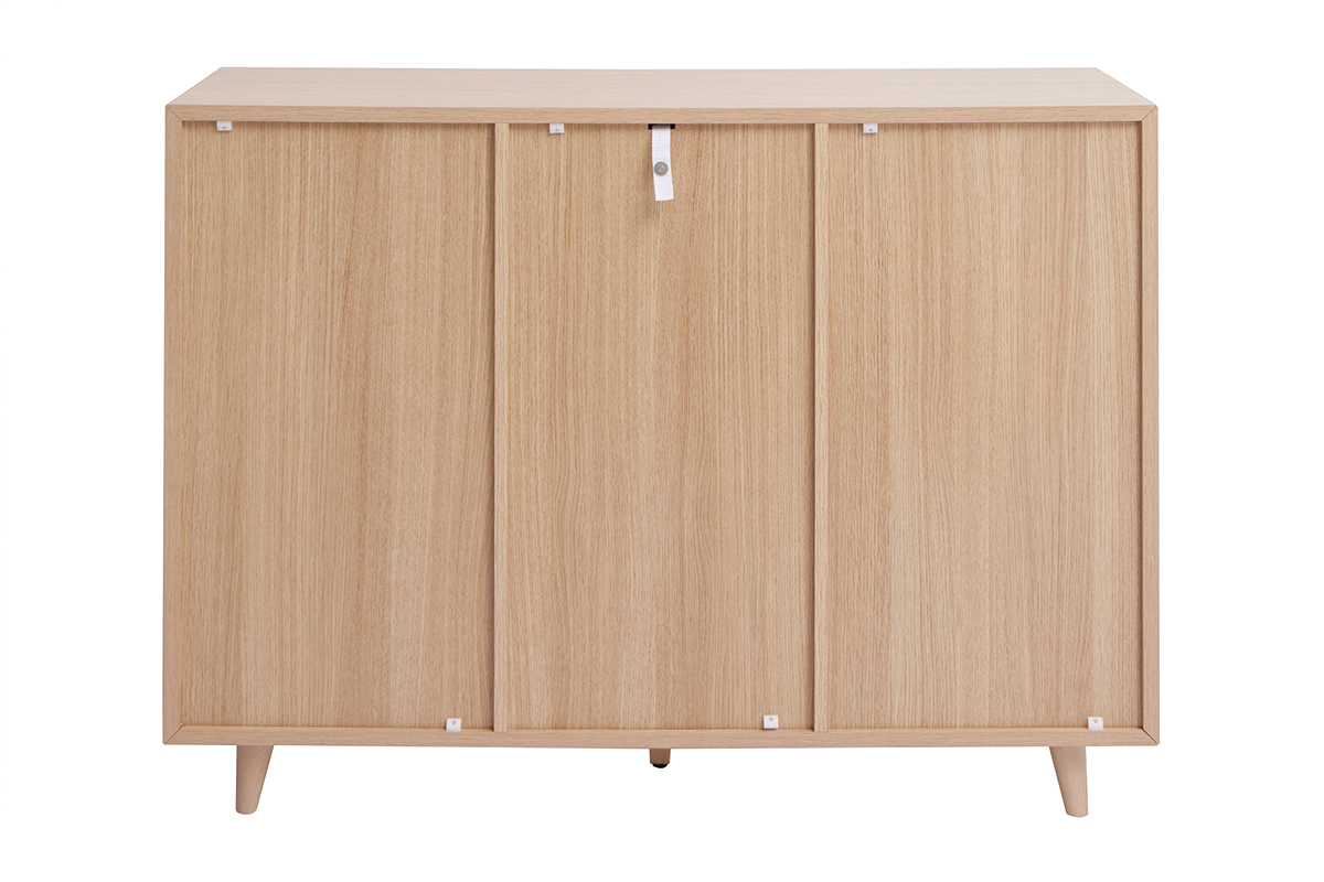 Meuble d'entr�e en bois clair avec portes ferm�es, vue de dos.