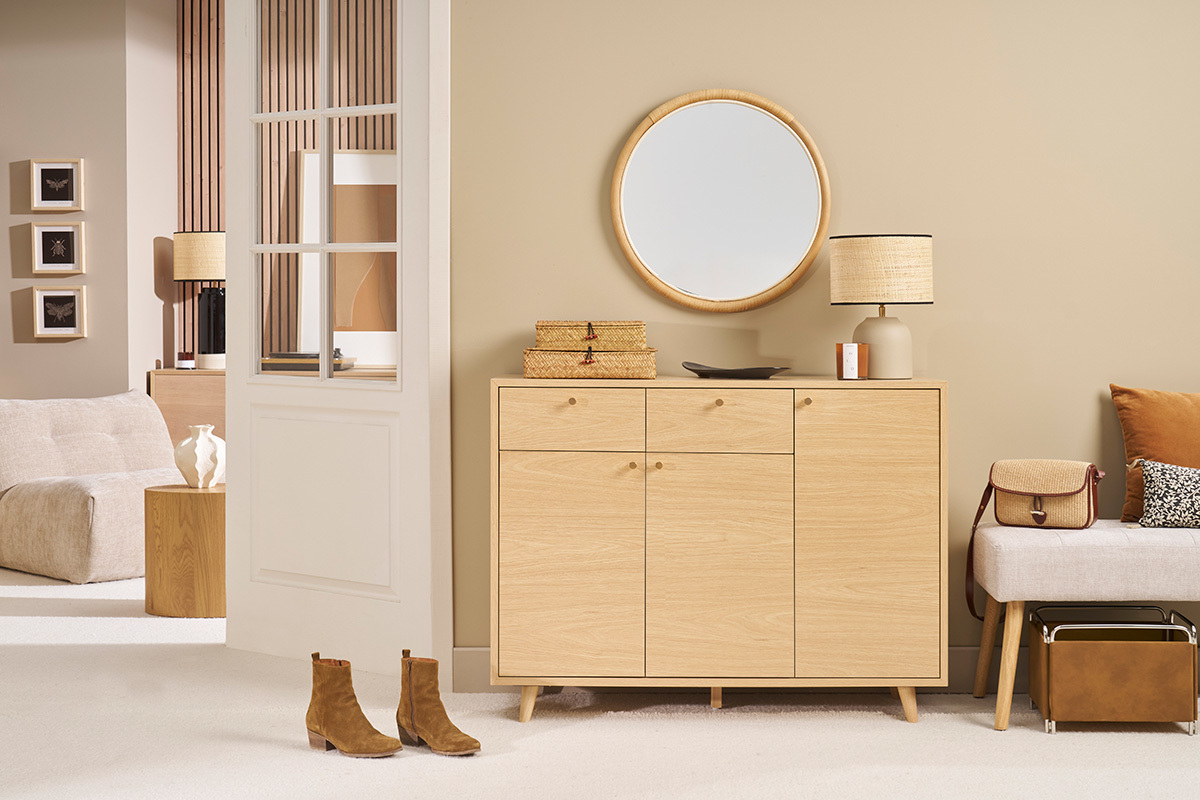 Meuble d'entr�e bois clair avec miroir et lampe au dessus, vue de face.