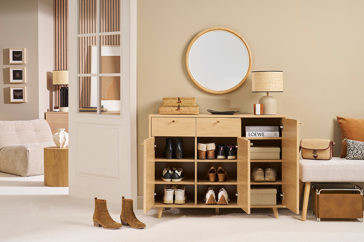 Meuble d'entr�e bois clair et m�tal dor� avec portes ouvertes, chaussures et accessoires expos�s, vue de face.