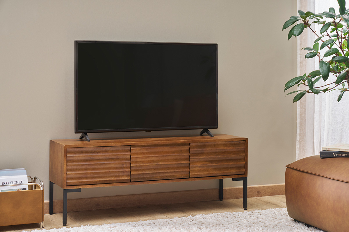 Meuble TV en bois manguier massif avec trois portes, plac� sous une t�l�vision.