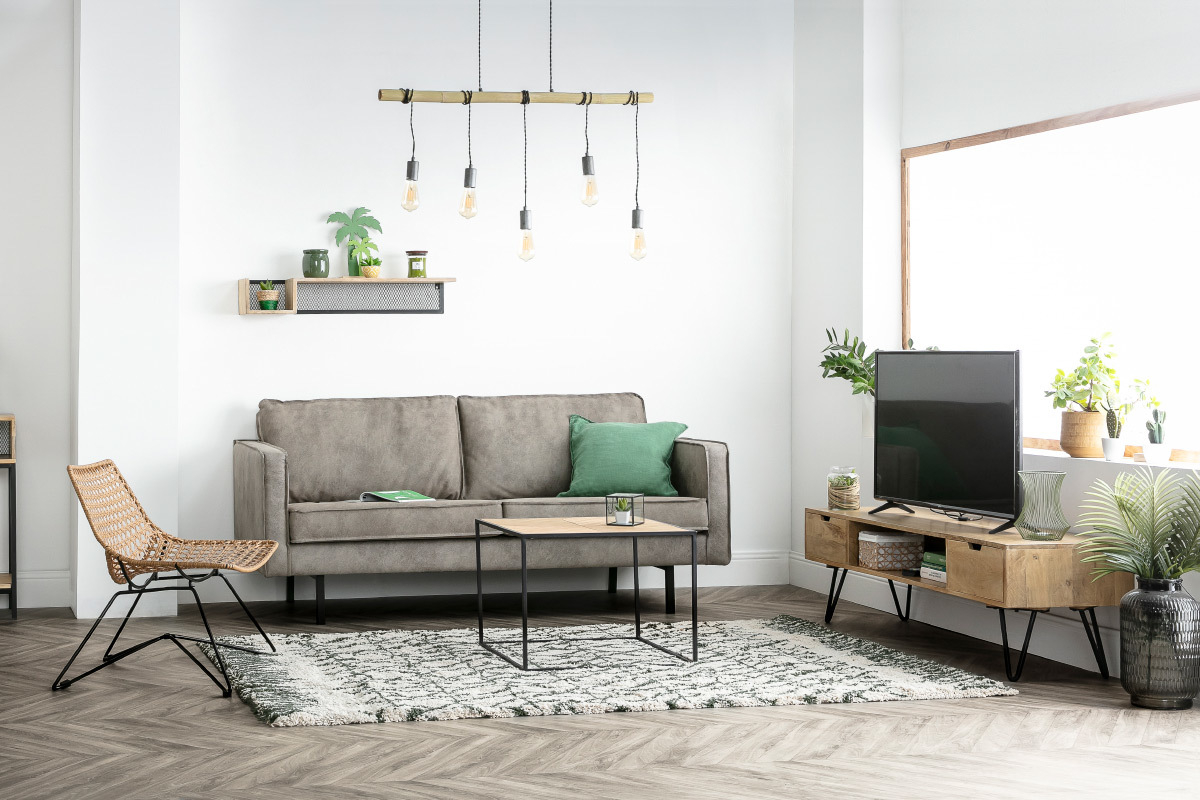 Meuble TV VIBES en manguier et m�tal noir, vue d'ensemble dans un salon moderne.
