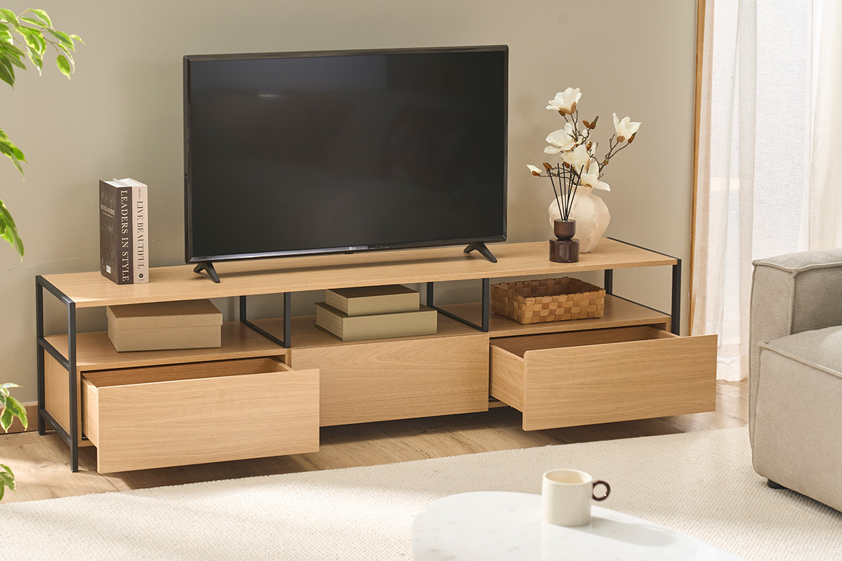 Meuble TV MAXENCE en bois clair et m�tal noir, avec tiroirs ouverts, �cran de t�l�vision en arri�re-plan.